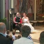 Boer Mark uit Oirschot trouwt in overall en wint kratjes bier